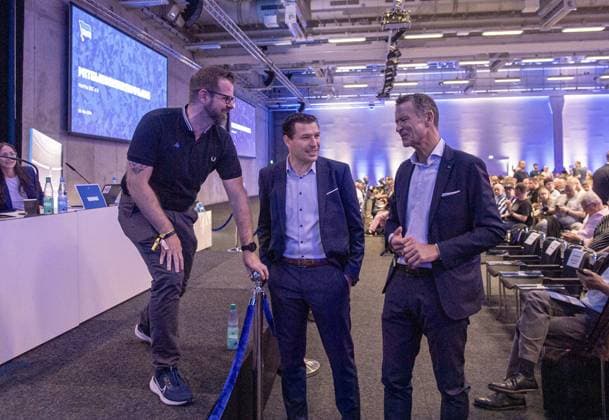 Fussball, Herren, Saison 2023 24, Hertha BSC, Ordentliche Mitgliederversammlung im City Cube Berlin, v.l. Interimspräsident Fabian Drescher (Hertha BSC), Sportdirektor Benjamin Weber (Hertha BSC), Geschäftsführer Thomas E. Herrich (Hertha BSC), 26.05. 2024,