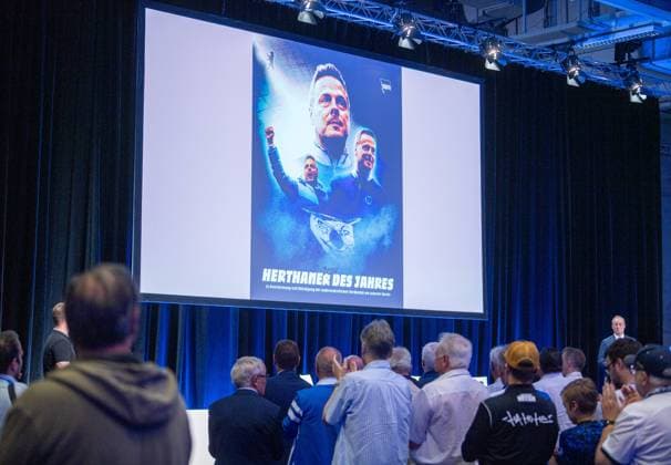 Fussball, Herren, Saison 2023 24, Hertha BSC, Ordentliche Mitgliederversammlung im City Cube Berlin, der verstorbene Präsident Kay Bernstein wurde als Herthaner des Jahres ausgezeichnet. Seine Mutter und seine Frau Eileen Bernstein-Rose nehmen die Ehrung von Interimspräsident Fabian Drescher (Hertha BSC) entgegen, 26.05. 2024,