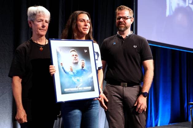 DEU, DFL, 2. FBL, Hertha BSC , Mitgliederversammlung, 26.05.2024, CityCube, Berlin, DEU, DFL, 2. FBL, Hertha BSC , Mitgliederversammlung, im Bild Ehefrau und Mutter von Kai Bernstein, Fabian Drescher (Hertha BSC,Vize-Praesident) DFL - regulations prohibit any use of Photographs as image sequences and or quasi-video Foto: Juergen Engler nordphoto GmbH