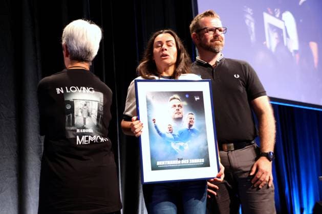 DEU, DFL, 2. FBL, Hertha BSC , Mitgliederversammlung, 26.05.2024, CityCube, Berlin, DEU, DFL, 2. FBL, Hertha BSC , Mitgliederversammlung, im Bild Ehefrau und Mutter von Kai Bernstein, Fabian Drescher (Hertha BSC,Vize-Praesident) DFL - regulations prohibit any use of Photographs as image sequences and or quasi-video Foto: Juergen Engler nordphoto GmbH