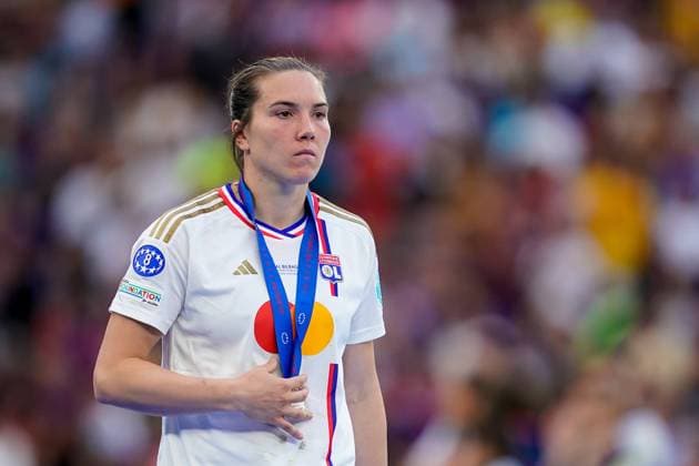 Bilbao, Spain, May 25th 2024: Vanessa Gilles (21 Olympique Lyonnais) looks dejected and disappointed after their loss and during the medal ceremony during the UEFA Womens Champions League Final football match between FC Barcelona, Barca and Olympique Lyonnais at Estadio de San Mames in Bilbao, Spain. (Daniela Porcelli SPP) Copyright: xDanielaxPorcellix xSPPx spp-en-DaPoSp-20240525-_DP19049-2