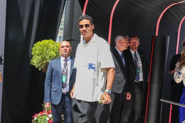 Fussballer Dusan Vlahovic, Juventus Turin im Fahrerlager, Rennen, Grosser Preis von Monaco, Motorsport, Herren, Formel 1, 26.05.2024 Monte Carlo Monaco MCO