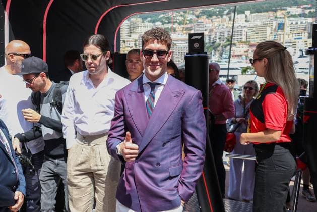 Fussballer Dusan Vlahovic (SRB Juventus Turin, Juve) im Fahrerlager, Rennen, Grosser Preis von Monaco, Motorsport, Herren, Formel 1, 26.05.2024 Monte Carlo Monaco MCO