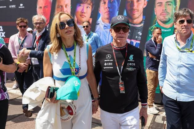 Modedesigner Tommy Hilfiger mit seiner Lebensgefaehrtin im Fahrerlager, Rennen, Grosser Preis von Monaco, Motorsport, Herren, Formel 1, 26.05.2024 Monte Carlo Monaco MCO