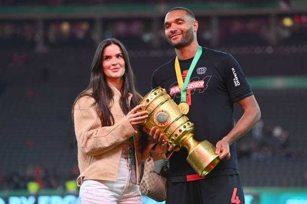 Jonathan TAH (Bayer Leverkusen) und Ehefrau Luisa mit Pokal,Cup,Trophaee, Fussball 81.DFB Pokal Finale 2024 1.FC Kaiserslautern - Bayer 04 Leverkusen 0-1 am 25.05.2024, Olympiastadion in Berlin DFL DFB regulations prohibit any use of photographs as image sequences and or quasi-video Â *** Jonathan TAH Bayer Leverkusen and wife Luisa with trophy,Cup,Trophaee, Football 81 DFB Pokal Final 2024 1 FC Kaiserslautern Bayer 04 Leverkusen 0 1 am 25 05 2024, Olympiastadion in Berlin DFL DFB regulations prohibit any use of photographs as image sequences and or quasi video Â