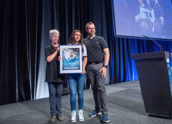 Fussball, Herren, Saison 2023 24, Hertha BSC, Ordentliche Mitgliederversammlung im City Cube Berlin, der verstorbene Präsident Kay Bernstein wurde als Herthaner des Jahres ausgezeichnet. Seine Mutter und seine Frau Eileen Bernstein-Rose nehmen die Ehrung von Interimspräsident Fabian Drescher (Hertha BSC) entgegen, 26.05. 2024,