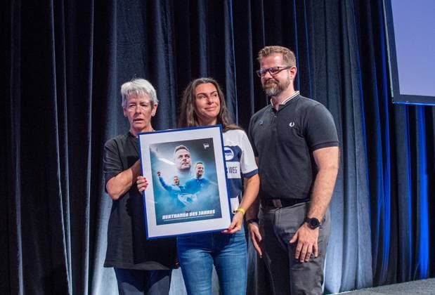 Fussball, Herren, Saison 2023 24, Hertha BSC, Ordentliche Mitgliederversammlung im City Cube Berlin, der verstorbene Präsident Kay Bernstein wurde als Herthaner des Jahres ausgezeichnet. Seine Mutter und seine Frau Eileen Bernstein-Rose nehmen die Ehrung von Interimspräsident Fabian Drescher (Hertha BSC) entgegen, 26.05. 2024,