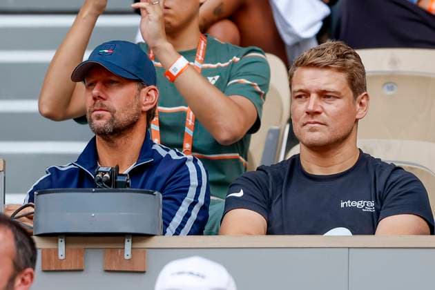 Naomi Osaka Team in der Spielerloge, L-R. Trainer, coach Wim Fissette und Physiotherapeut Florian Zitzelsberger Tennis - French Open 2024 - Roland Garros - Paris - - France - 26 May 2024. Copyright: xJuergenxHasenkopfx