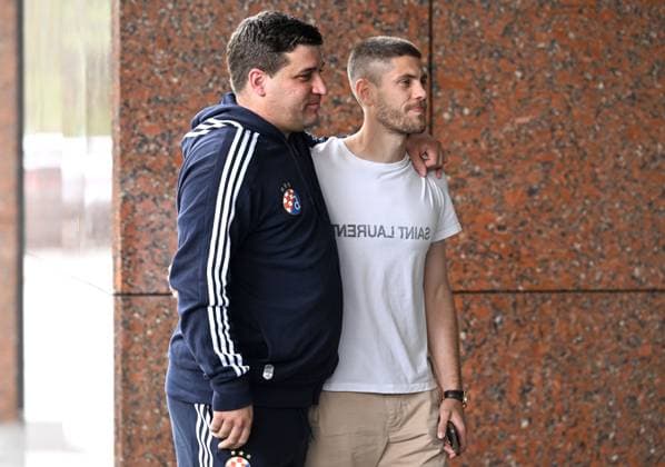 Euro 2024, Nationalteam Kroatien, Ankunft in Zagreb Croatia Football national team, Nationalteam Croatia s player Andrej Kramaric pose for a photo with fan in front of Hotel Sheration in Zagreb, Croatia, on May 26, 2024. ahead of the UEFA EURO, EM, Europameisterschaft,Fussball 2024. MarkoxLukunic PIXSELL