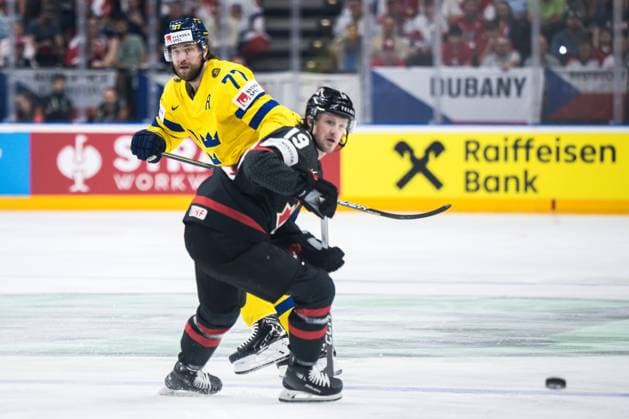 240526 Victor Hedman of Sweden and Jared McCann of Canada during the 2024 IIHF Ice hockey, Eishockey World Championship, WM, Weltmeisterschaft bronze medal game between Sweden and Canada on May 26, 2024 in Prague. Photo: Maxim Thore BILDBYRAN kod MT MT0605 ishockey ice hockey ishockey-vm sweden canada 2024 iihf ice hockey world championship bbeng bronsmatch sverige kanada Copyright: MAXIMxTHORE BB240526MT008