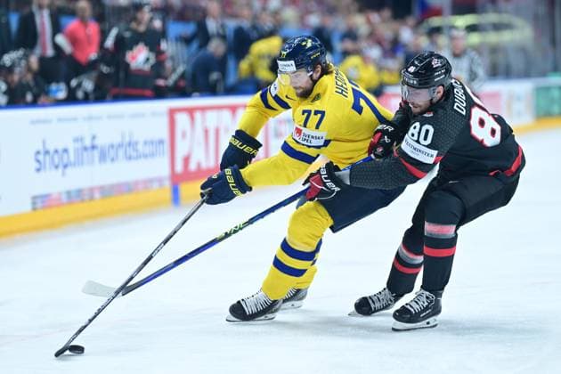 PRAG, TJECKIEN 20240526 Sveriges 77 Victor Hedman med pucken utmanas av Kanadas 80 Pierre-Luc Dubois under söndagens bronsmatch mellan Sverige och Kanada under ishockey-VM i Prag, Tjeckien.