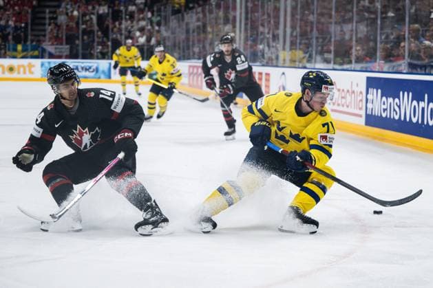 240526 Dylan Guenther of Canada and Victor Olofsson of Sweden during the 2024 IIHF Ice hockey, Eishockey World Championship, WM, Weltmeisterschaft bronze medal game between Sweden and Canada on May 26, 2024 in Prague. Photo: Maxim Thore BILDBYRAN kod MT MT0605 ishockey ice hockey ishockey-vm sweden canada 2024 iihf ice hockey world championship bbeng bronsmatch sverige kanada Copyright: MAXIMxTHORE BB240526MT010