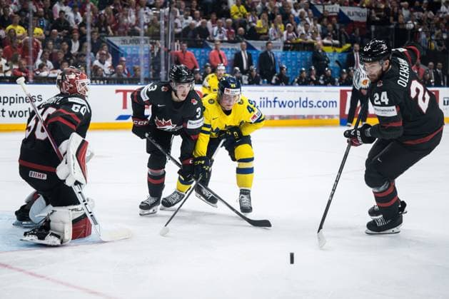 240526 Olen Zelwegger of Canada, Fabian Zetterlund of Sweden and Jamie Oleksiak of Canada during the 2024 IIHF Ice hockey, Eishockey World Championship, WM, Weltmeisterschaft bronze medal game between Sweden and Canada on May 26, 2024 in Prague. Photo: Maxim Thore BILDBYRAN kod MT MT0605 ishockey ice hockey ishockey-vm sweden canada 2024 iihf ice hockey world championship bbeng bronsmatch sverige kanada Copyright: MAXIMxTHORE BB240526MT011