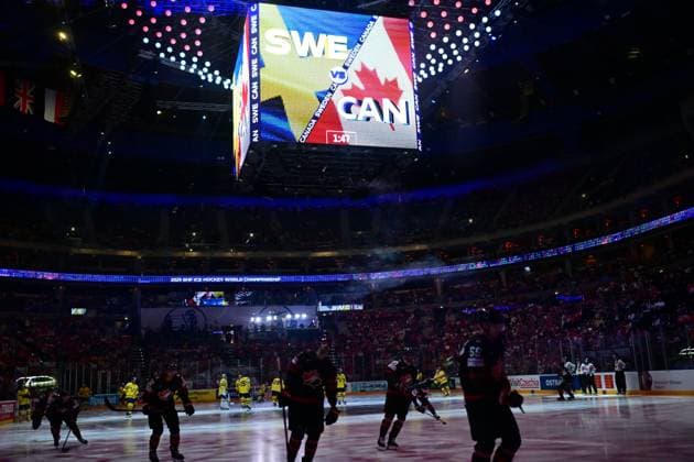 PRAG, TJECKIEN 20240526 Lagen intar isen inför söndagens bronsmatch mellan Sverige och Kanada under ishockey-VM i Prag, Tjeckien.