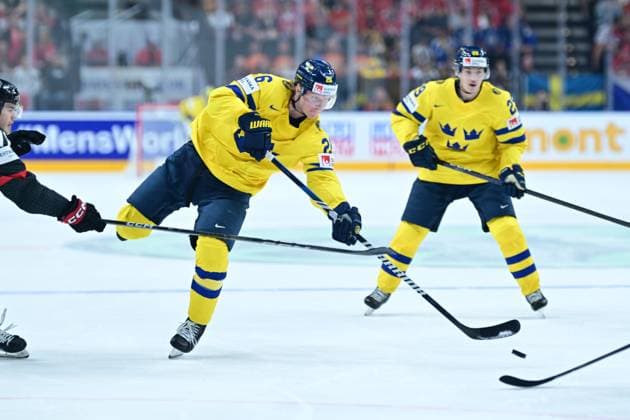 PRAG, TJECKIEN 20240526 Sveriges 26 Rasmus Dahlin skjute iväg ett skott under söndagens bronsmatch mellan Sverige och Kanada under ishockey-VM i Prag, Tjeckien.