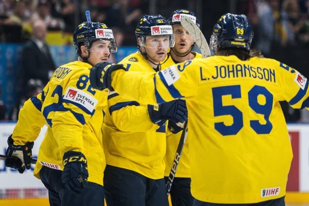 240526 Jesper FrödÃ n and Carl Grundström of Sweden celebrates with team mates after 1-0 during the 2024 IIHF Ice hockey, Eishockey World Championship, WM, Weltmeisterschaft bronze medal game between Sweden and Canada on May 26, 2024 in Prague. Photo: Maxim Thore BILDBYRAN kod MT MT0605 ishockey ice hockey ishockey-vm sweden canada 2024 iihf ice hockey world championship bbeng bronsmatch sverige kanada celebration jubel Copyright: MAXIMxTHORE BB240526MT015
