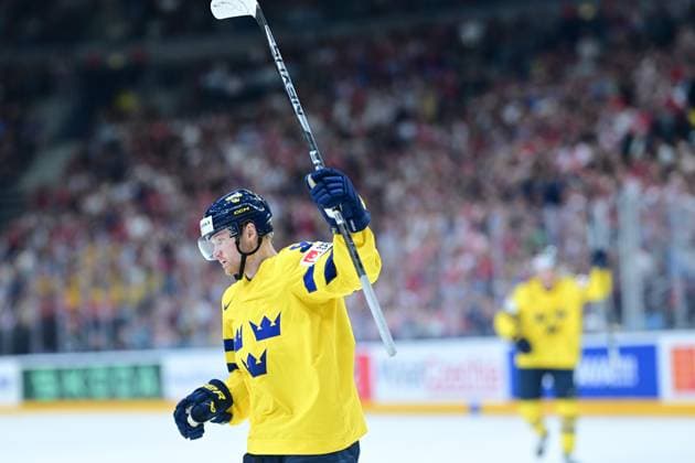 PRAG, TJECKIEN 20240526 Sveriges 91 Carl Grundström lyfter klubban efter att ha satt 1-0 under söndagens bronsmatch mellan Sverige och Kanada under ishockey-VM i Prag, Tjeckien.