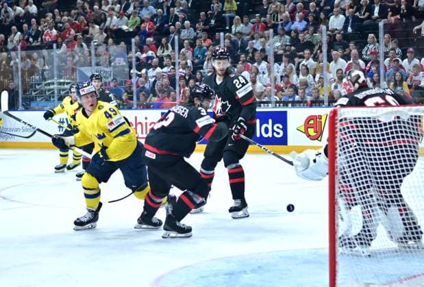 PRAG, TJECKIEN 20240526 Sveriges 49 Fabian Zetterlund utmanar Kanadas försvar under söndagens bronsmatch mellan Sverige och Kanada under ishockey-VM i Prag, Tjeckien.