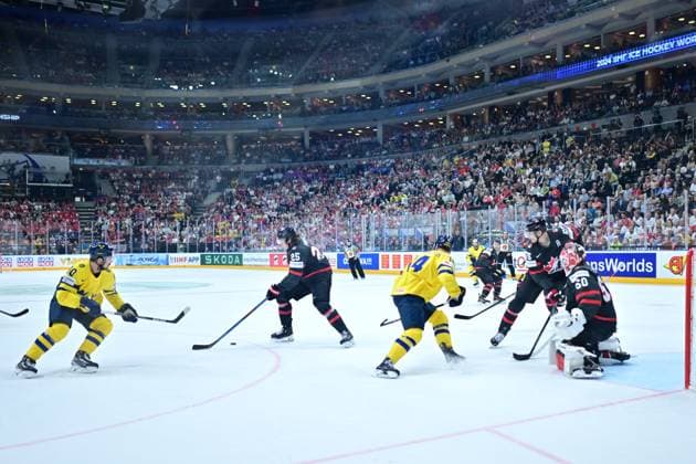 PRAG, TJECKIEN 20240526 Sveriges 90 Marcus Johansson mot Kanadas 25 Owen Power under söndagens bronsmatch mellan Sverige och Kanada under ishockey-VM i Prag, Tjeckien.