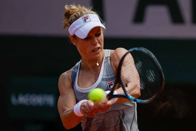 26.05.2024 Tennis, French Open 2024 Roland-Garros, FRA, Paris, Women™s Singles Court Simonne-Mathieu - FIRST ROUND, Laura Siegemund (GER) - Sofia Kenin (USA) Bild: v. li. Laura Siegemund (GER) spielt eine Rückhand. Copyright: HMBxMedia AntonioxBorga