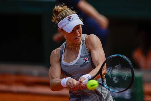 26.05.2024 Tennis, French Open 2024 Roland-Garros, FRA, Paris, Women™s Singles Court Simonne-Mathieu - FIRST ROUND, Laura Siegemund (GER) - Sofia Kenin (USA) Bild: v. li. Laura Siegemund (GER) spielt eine Rückhand. Copyright: HMBxMedia AntonioxBorga