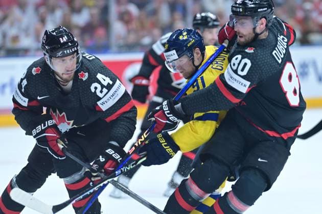 PRAG, TJECKIEN 20240526 Sveriges 91 Carl Grundström mellan Kanadas 24 Jamie Oleksiak och 80 Pierre-Luc Dubois under söndagens bronsmatch mellan Sverige och Kanada under ishockey-VM i Prag, Tjeckien.