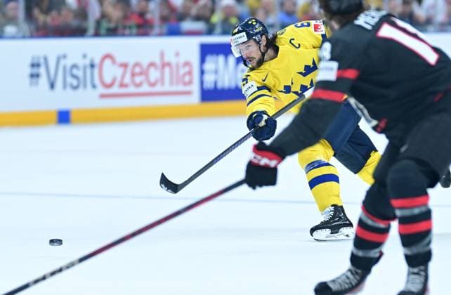 PRAG, TJECKIEN 20240526 Sveriges lagkapten 65 Erik Karlsson skjuter ett skott under söndagens bronsmatch mellan Sverige och Kanada under ishockey-VM i Prag, Tjeckien.