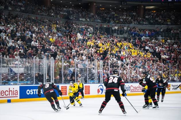 240526 Fans in the stands during the 2024 IIHF Ice hockey, Eishockey World Championship, WM, Weltmeisterschaft bronze medal game between Sweden and Canada on May 26, 2024 in Prague. Photo: Maxim Thore BILDBYRAN kod MT MT0605 ishockey ice hockey ishockey-vm sweden canada 2024 iihf ice hockey world championship bbeng bronsmatch sverige kanada fans supportrar Copyright: MAXIMxTHORE BB240526MT056
