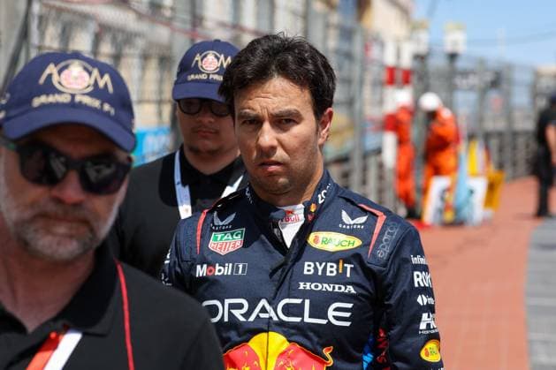 Sergio Perez (Red Bull) zu Fuss zurueck zur Boxengasse nach seinem Crash, Rennen, Grosser Preis von Monaco, Motorsport, Herren, Formel 1, 26.05.2024 Monte Carlo Monaco MCO