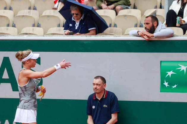 Laura Siegemund sricht mit Trainer, coach Antonio Zucca waehrend einer Spielpause Tennis - French Open 2024 - Roland Garros - Paris - - France - 26 May 2024. Copyright: xJuergenxHasenkopfx