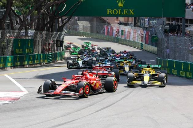 erster Start, Charles Leclerc (Scuderia Ferrari HP), Oscar Piastri (McLaren), Carlos Sainz jr. (Scuderia Ferrari HP), Rennen, Grosser Preis von Monaco, Motorsport, Herren, Formel 1, 26.05.2024 Monte Carlo Monaco MCO