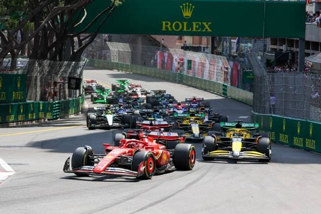 erster Start, Charles Leclerc (Scuderia Ferrari HP), Oscar Piastri (McLaren), Carlos Sainz jr. (Scuderia Ferrari HP), Rennen, Grosser Preis von Monaco, Motorsport, Herren, Formel 1, 26.05.2024 Monte Carlo Monaco MCO