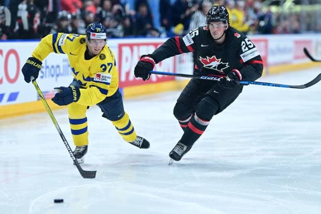 PRAG, TJECKIEN 20240526 Sveriges 37 Isac Lundeström jagas av Kanadas 25 Owen Power under söndagens bronsmatch mellan Sverige och Kanada under ishockey-VM i Prag, Tjeckien.