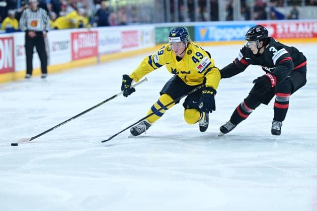 PRAG, TJECKIEN 20240526 Sveriges 49 Fabian Zetterlund med pucken jagas av Kanadas 3 Olen Zellweger under söndagens bronsmatch mellan Sverige och Kanada under ishockey-VM i Prag, Tjeckien.