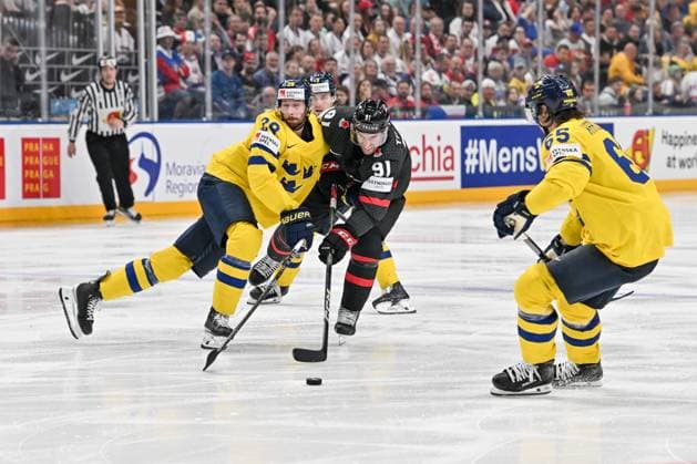 PRAGUE, CZECH REPUBLIC - MAY 26: John Tavares of Canada in a battle for the puck with Marcus Pettersson of Sweden during 2024 IIHF Ice hockey, Eishockey World Championship, WM, Weltmeisterschaft Czechia Third Place Match between Sweden and Canada at Prague Arena on May 26, 2024 in Prague, Czech Republic. Prague Prague Arena Czech Republic Copyright: xJustPictures.ch AndreaxBrancax jp-en-EuSpIm-AB_26052024_AAB_7756