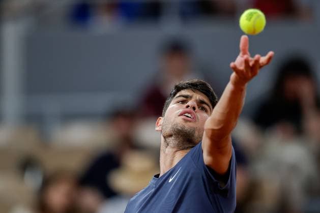 26.05.2024 Tennis, French Open 2024 Roland-Garros, FRA, Paris, Men™s Singles Court Philippe-Chatrier - FIRST ROUND J.J. Wolf (USA) - Carlos Alcaraz (SPA) Bild: v. li. Carlos Alcaraz (SPA) macht einen Aufschlag. Copyright: HMBxMedia AntonioxBorga