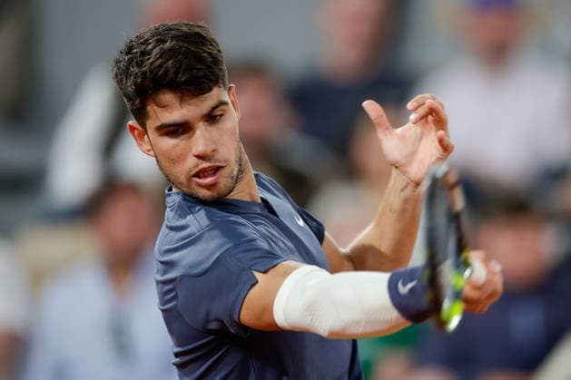 26.05.2024 Tennis, French Open 2024 Roland-Garros, FRA, Paris, Men™s Singles Court Philippe-Chatrier - FIRST ROUND J.J. Wolf (USA) - Carlos Alcaraz (SPA) Bild: v. li. Carlos Alcaraz (SPA) spielt eine Vorhand. Copyright: HMBxMedia AntonioxBorga