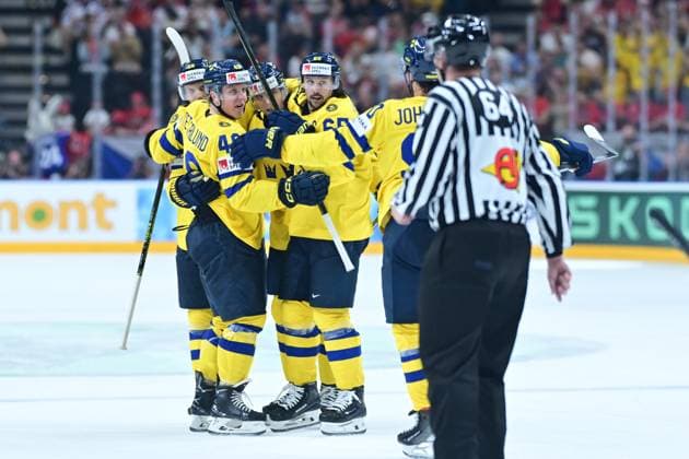 PRAG, TJECKIEN 20240526 Tre kronor firar efter att Sveriges lagkapten 65 Erik Karlsson (mitten) kvitterat till 2-2 under söndagens bronsmatch mellan Sverige och Kanada under ishockey-VM i Prag, Tjeckien.