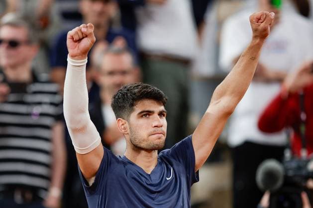 26.05.2024 Tennis, French Open 2024 Roland-Garros, FRA, Paris, Men™s Singles Court Philippe-Chatrier - FIRST ROUND J.J. Wolf (USA) - Carlos Alcaraz (SPA) Bild: v. li. Carlos Alcaraz (SPA) jubelt, Siegerfaust, bedankt sich bei den Fans, bedanken, Dank. Copyright: HMBxMedia AntonioxBorga