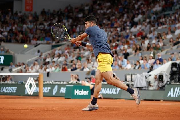 26.05.2024 Tennis, French Open 2024 Roland-Garros, FRA, Paris, Men™s Singles Court Philippe-Chatrier - FIRST ROUND J.J. Wolf (USA) - Carlos Alcaraz (SPA) Bild: v. li. Carlos Alcaraz (SPA) spielt eine Rückhand. Copyright: HMBxMedia AntonioxBorga
