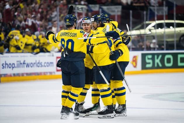240526 Erik Karlsson of Sweden celebrates with team mates after 2-2 during the 2024 IIHF Ice hockey, Eishockey World Championship, WM, Weltmeisterschaft bronze medal game between Sweden and Canada on May 26, 2024 in Prague. Photo: Maxim Thore BILDBYRAN kod MT MT0605 ishockey ice hockey ishockey-vm sweden canada 2024 iihf ice hockey world championship bbeng bronsmatch sverige kanada celebration jubel Copyright: MAXIMxTHORE BB240526MT074