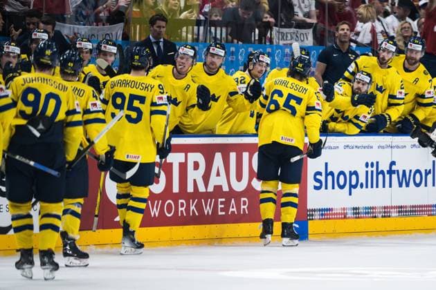 240526 Erik Karlsson of Sweden celebrates after 2-2 during the 2024 IIHF Ice hockey, Eishockey World Championship, WM, Weltmeisterschaft bronze medal game between Sweden and Canada on May 26, 2024 in Prague. Photo: Maxim Thore BILDBYRAN kod MT MT0605 ishockey ice hockey ishockey-vm sweden canada 2024 iihf ice hockey world championship bbeng bronsmatch sverige kanada celebration jubel Copyright: MAXIMxTHORE BB240526MT076