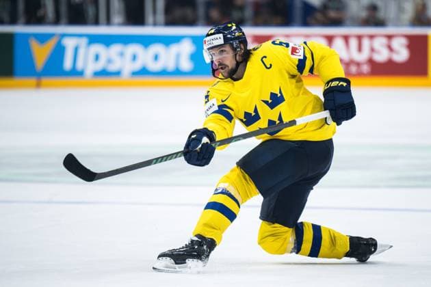 240526 Erik Karlsson of Sweden scores 2-2 during the 2024 IIHF Ice hockey, Eishockey World Championship, WM, Weltmeisterschaft bronze medal game between Sweden and Canada on May 26, 2024 in Prague. Photo: Maxim Thore BILDBYRAN kod MT MT0605 ishockey ice hockey ishockey-vm sweden canada 2024 iihf ice hockey world championship bbeng bronsmatch sverige kanada Copyright: MAXIMxTHORE BB240526MT077