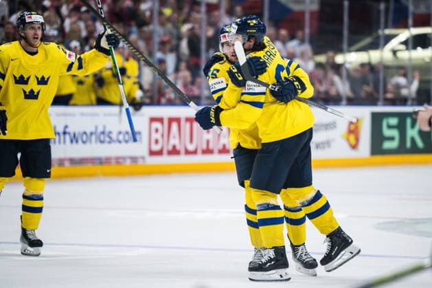 240526 Erik Karlsson of Sweden celebrates after 2-2 during the 2024 IIHF Ice hockey, Eishockey World Championship, WM, Weltmeisterschaft bronze medal game between Sweden and Canada on May 26, 2024 in Prague. Photo: Maxim Thore BILDBYRAN kod MT MT0605 ishockey ice hockey ishockey-vm sweden canada 2024 iihf ice hockey world championship bbeng bronsmatch sverige kanada celebration jubel Copyright: MAXIMxTHORE BB240526MT080