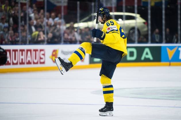 240526 Erik Karlsson of Sweden celebrates after 2-2 during the 2024 IIHF Ice hockey, Eishockey World Championship, WM, Weltmeisterschaft bronze medal game between Sweden and Canada on May 26, 2024 in Prague. Photo: Maxim Thore BILDBYRAN kod MT MT0605 ishockey ice hockey ishockey-vm sweden canada 2024 iihf ice hockey world championship bbeng bronsmatch sverige kanada celebration jubel Copyright: MAXIMxTHORE BB240526MT081
