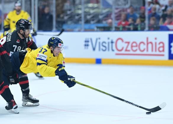 Sport Bilder des Tages PRAG, TJECKIEN 20240526 Sveriges 37 Isac Lundeström med pucken kämpar mot Kanadas 78 Damon Severson under söndagens bronsmatch mellan Sverige och Kanada under ishockey-VM i Prag, Tjeckien.