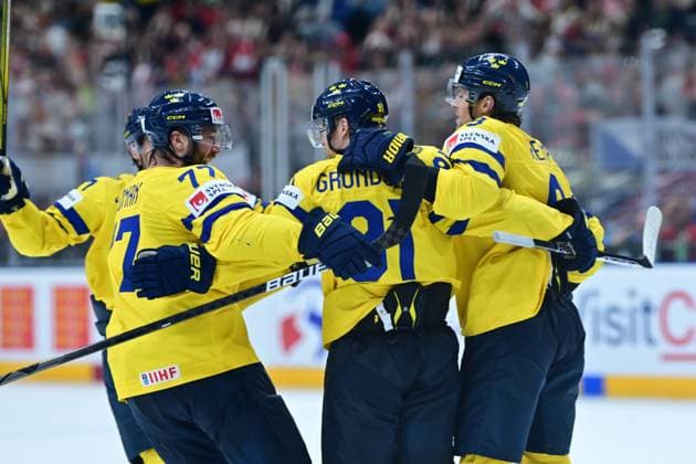 PRAG, TJECKIEN 20240526 Sveriges 91 Carl Grundström (mitten) firar sitt 3-2-mal med lagkamraterna under söndagens bronsmatch mellan Sverige och Kanada under ishockey-VM i Prag, Tjeckien.