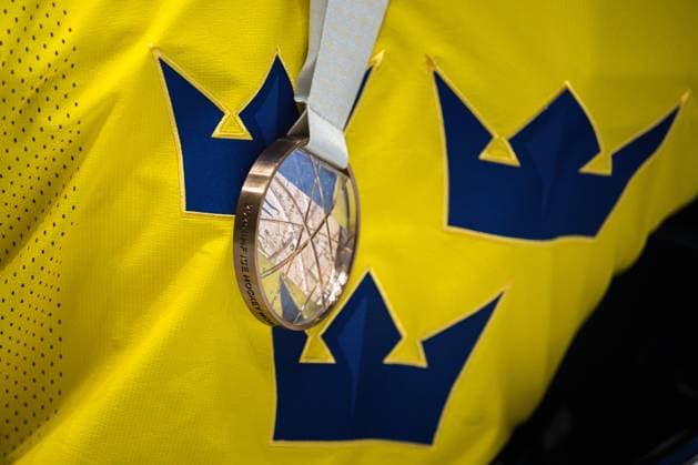 240526 Bronze medal and a team Sweden jersey after the 2024 IIHF Ice hockey, Eishockey World Championship, WM, Weltmeisterschaft bronze medal game between Sweden and Canada on May 26, 2024 in Prague. Photo: Maxim Thore BILDBYRAN kod MT MT0605 ishockey ice hockey ishockey-vm sweden canada 2024 iihf ice hockey world championship bbeng bronsmatch sverige kanada bronsmedalj genre Copyright: MAXIMxTHORE BB240526MT094