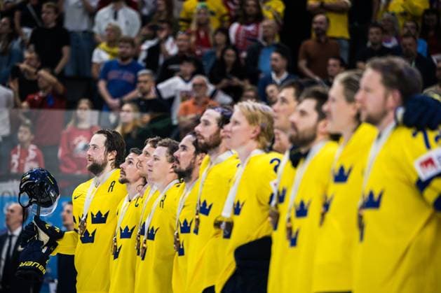 240526 Victor Hedman and Erik Karlsson of Sweden with team mates after the 2024 IIHF Ice hockey, Eishockey World Championship, WM, Weltmeisterschaft bronze medal game between Sweden and Canada on May 26, 2024 in Prague. Photo: Maxim Thore BILDBYRAN kod MT MT0605 ishockey ice hockey ishockey-vm sweden canada 2024 iihf ice hockey world championship bbeng bronsmatch sverige kanada Copyright: MAXIMxTHORE BB240526MT097