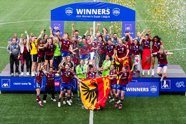 Sport Themen der Woche KW21 26.05.2024, Thun, Stockhorn Arena, Women s Super League Final: Servette FC ChÃªnois FÃ minin - FC Zürich, Servette FC ChÃªnois FÃ minin celebrates with the winners trophy after winning FC Zürich Thun Stockhorn Arena Bern Switzerland *** 26 05 2024, Thun, Stockhorn Arena, Women s Super League Final Servette FC ChÃªnois FÃ minin FC Zürich, Servette FC ChÃªnois FÃ minin celebrates with the winners trophy after winning FC Zürich Thun Stockhorn Arena Bern Switzerland Copyright: xJustPictures.ch MarcioxMachadox jp-en-MaMa-MM4_Servete_Zurich_26May2024_TH1493